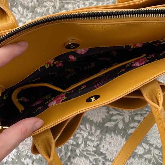 Betsy Johnson shoulder bag in yellow, GUC - Picture 5 of 10